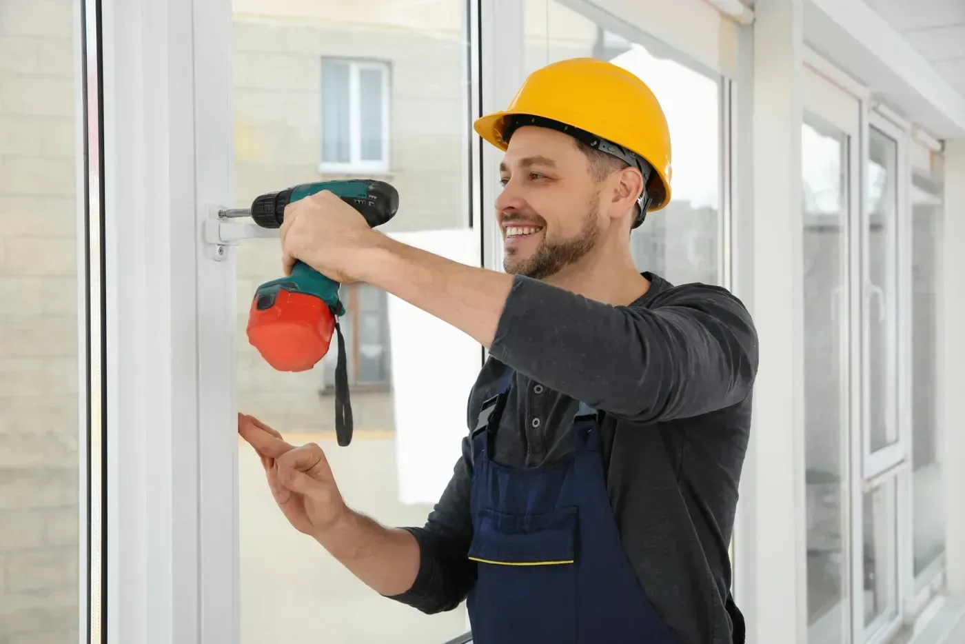 Dépose d'un simple vitrage avant remplacement par un verre VIR
